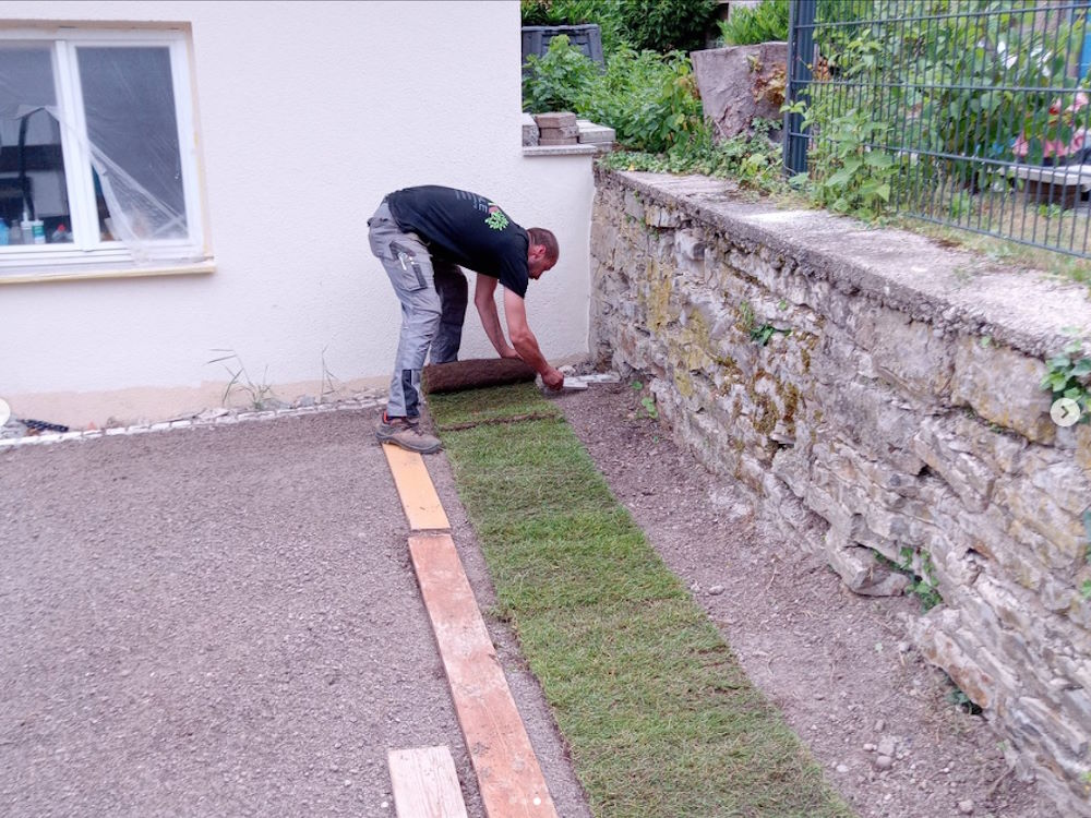 Rasen mähen und vertikulieren, Rollrasen, Sanierungsarbeiten, pflasterarbeiten, gartengestaltung, Simon Jehle, Objektservice, Rollrasen, Ühlingen Birkendorf